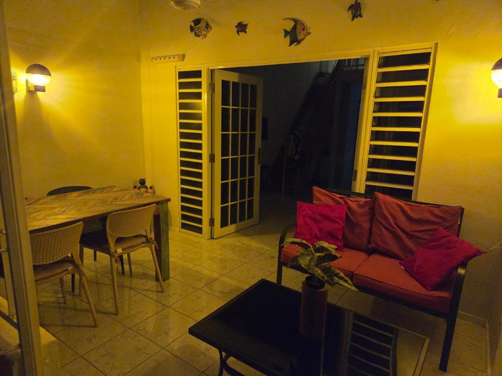 Posezení v ubytování Seru Coral Apartment