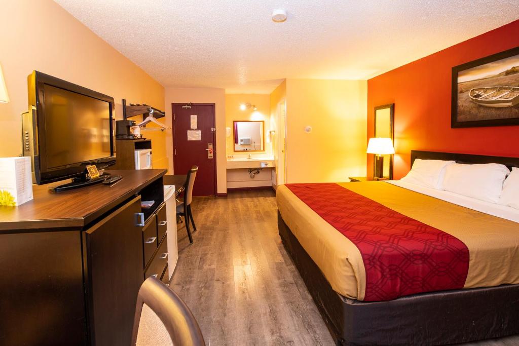 Postel nebo postele na pokoji v ubytování Econo Lodge