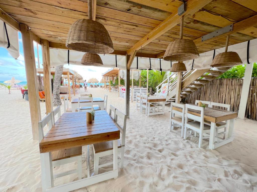 Fotografija u galeriji objekta OLAS DEL CARIBE - VACATION SUITES with ROOFTOP POOL - PLAYA LOS CORALES u Punta Kani