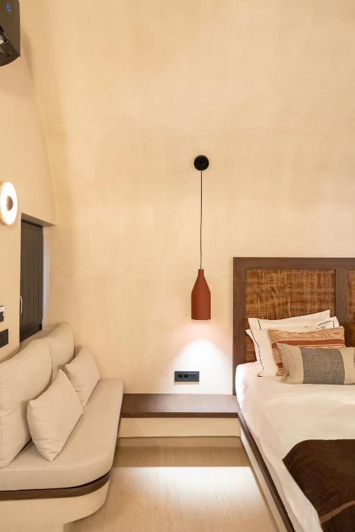 Postel nebo postele na pokoji v ubytování AKRI santorini with heated jacuzzi