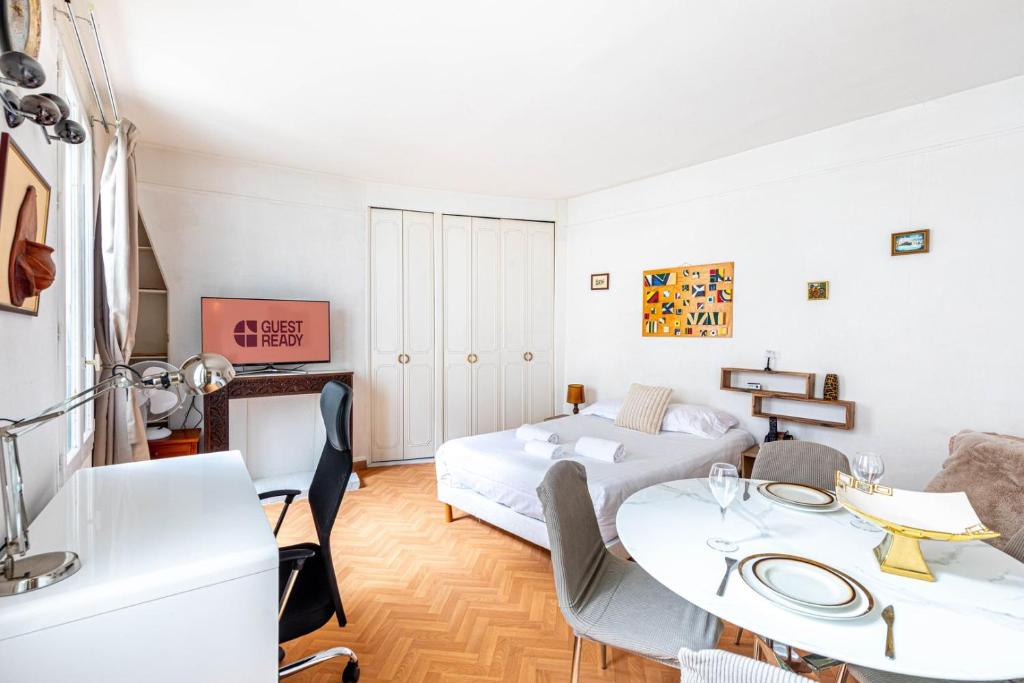 un salon avec un lit et une table dans l'établissement GuestReady - Elegant comfort near Panthéon, à Paris