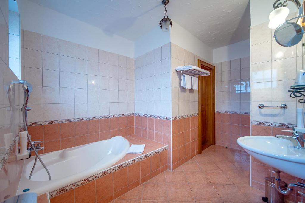 Koupelna v ubytování Garni Hotel Terano