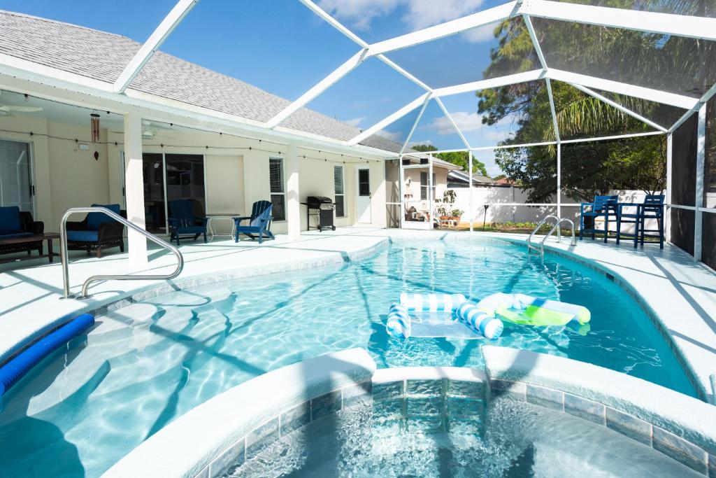 una piscina con un giocattolo nell'acqua di Blue Breeze Retreat a Vero Beach