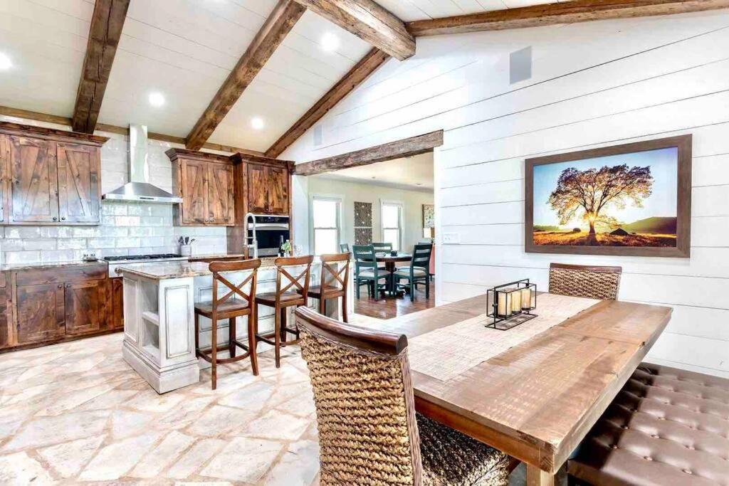 FarmHaus with GuestHaus, Spas & Vineyard Views, Fredericksburg ...