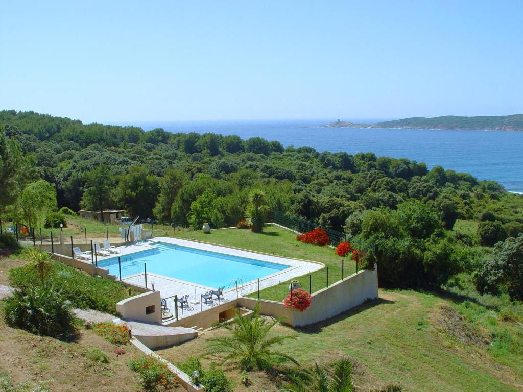 un domaine avec piscine et l'océan dans l'établissement Appartement splendide vue mer, à Cargèse