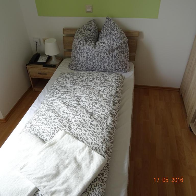 Postel nebo postele na pokoji v ubytování Hotel Einstein