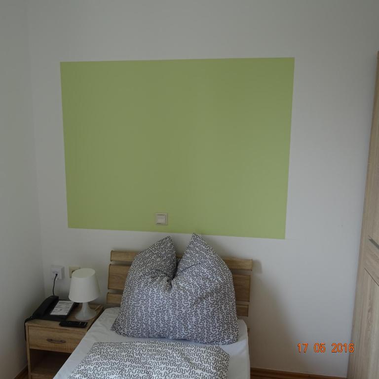 Postel nebo postele na pokoji v ubytování Hotel Einstein