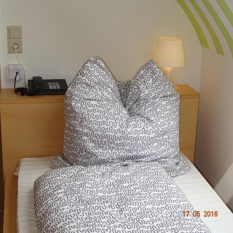Postel nebo postele na pokoji v ubytování Hotel Einstein