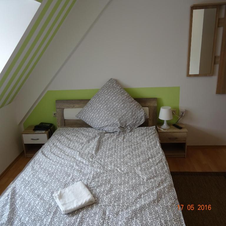 Postel nebo postele na pokoji v ubytování Hotel Einstein