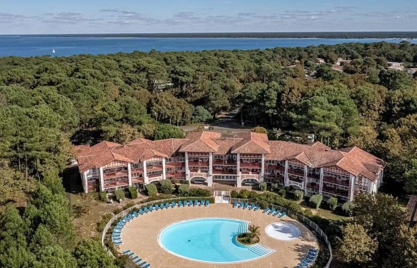 une vue aérienne d'un complexe avec piscine dans l'établissement Palombière et Golf, à Biscarrosse