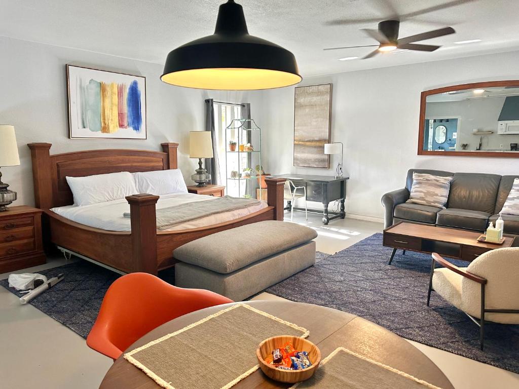 オクラホマシティにあるBright 1br Near Ou Med & Midtown Pet Friendly#mrのベッドとソファと椅子のある寝室