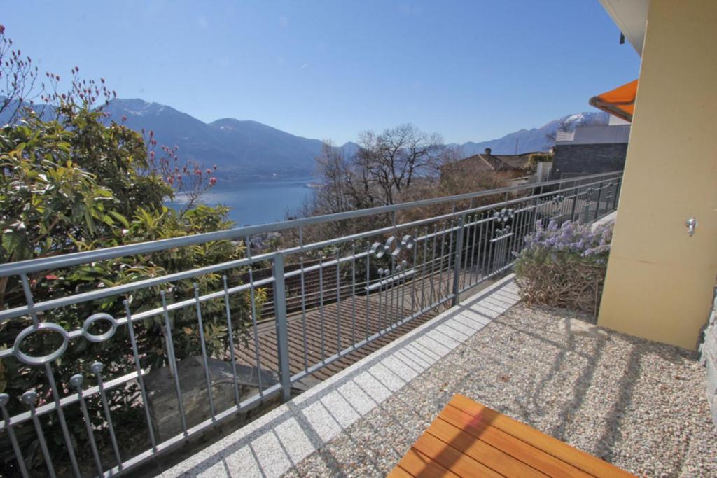 Un balcón con vista a un cuerpo de agua. en Casa Serena, 3-Zimmerwohnung-Duplex by HolAp SA, en Brione sopra Minusio