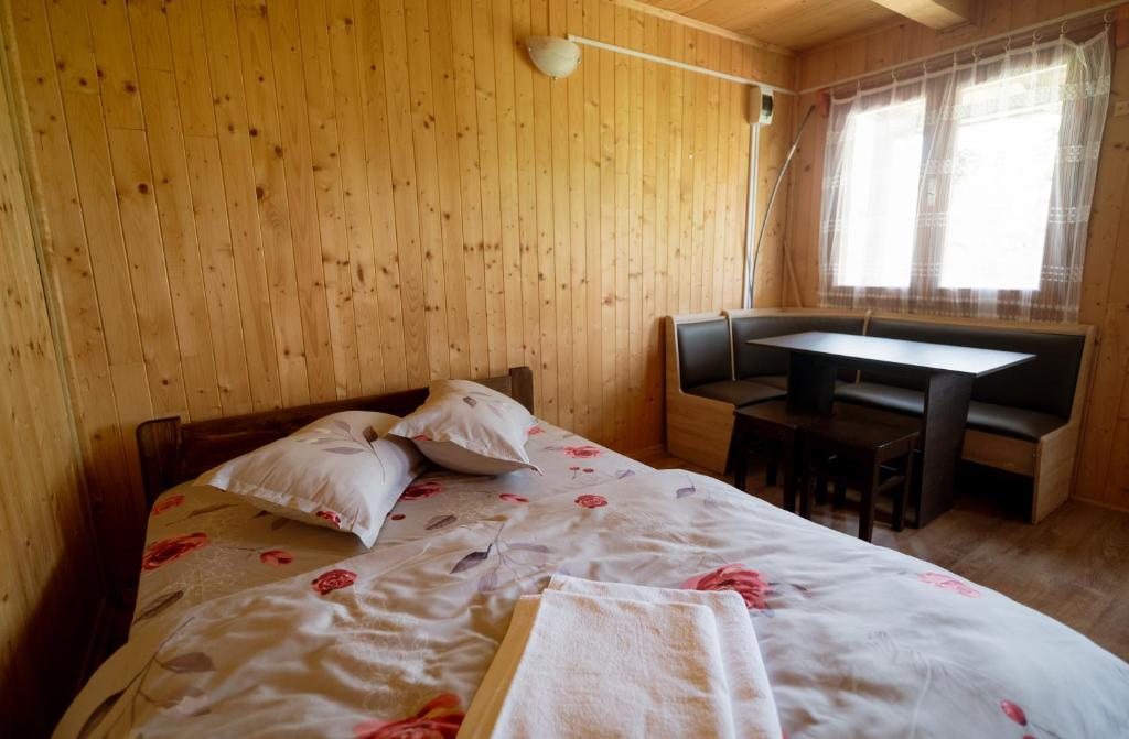 Postel nebo postele na pokoji v ubytování Căsuțele de oaspeți Margó Vendégházikók