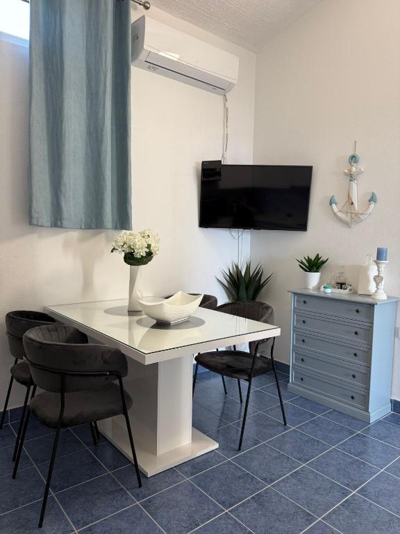 Televízia a/alebo spoločenská miestnosť v ubytovaní Apartment Sea