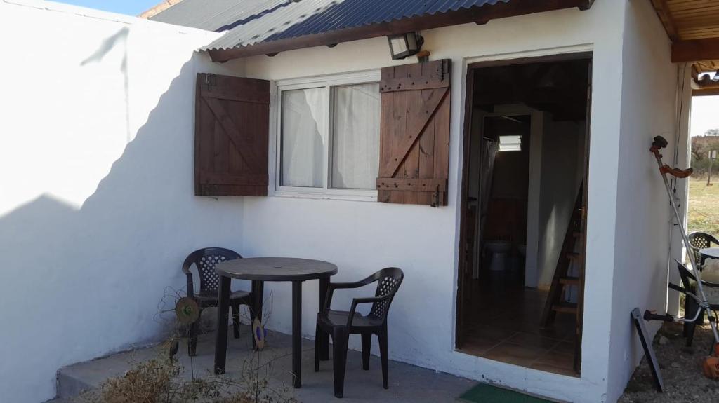 a table and chairs on the outside of a house at Cabañas de Panaholma in Panaholma
