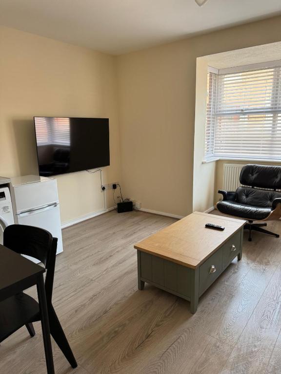 Μια τηλεόραση ή/και κέντρο ψυχαγωγίας στο 11 York House apartment