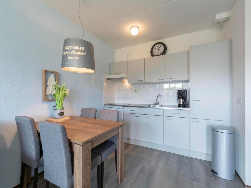 Kuchyň nebo kuchyňský kout v ubytování Apartment in Callantsoog near Beach Entrance