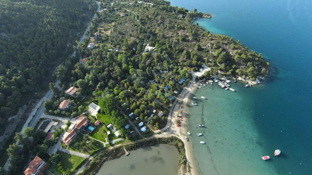 Una isla con un montón de árboles y agua. en Rea Villa, Vourvourou, en Diaporos