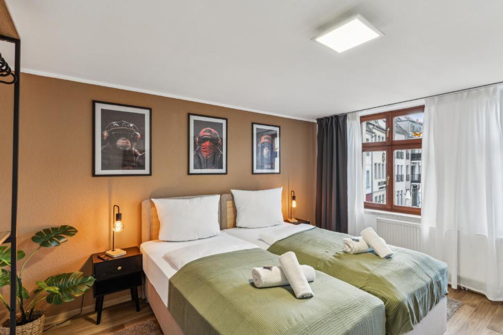 ein Hotelzimmer mit 2 Betten und Handtüchern in der Unterkunft KERA STAY - Apartments Merseburg in Merseburg