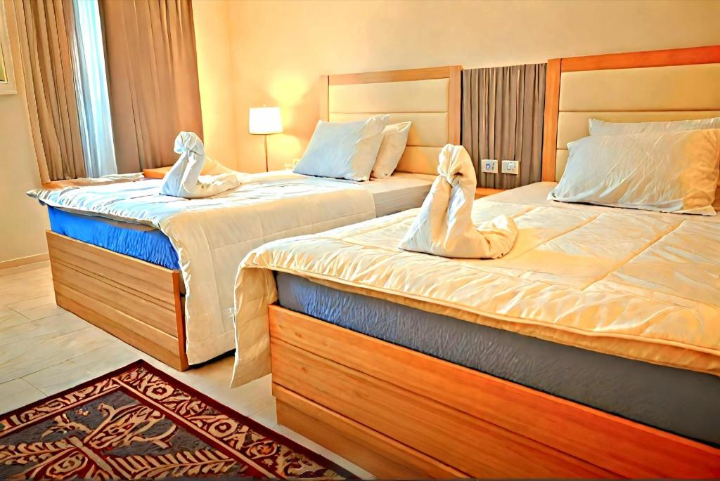 Postel nebo postele na pokoji v ubytování Pyramids Grand View Hotel