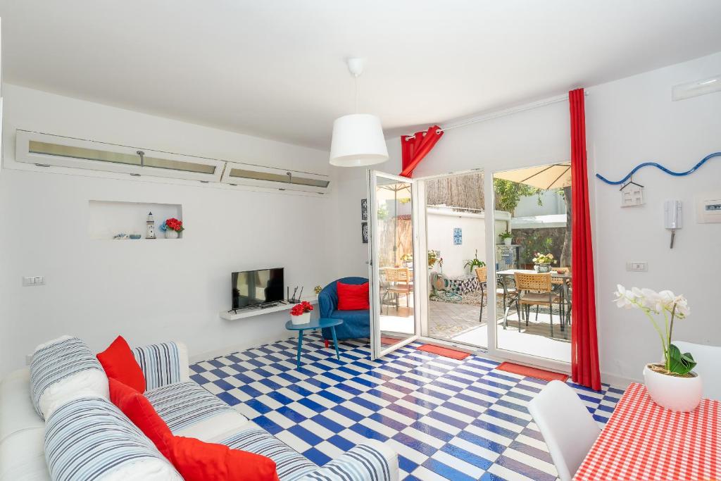 ヴィーコ・エクエンセにあるMarisabella luxury homeのソファとテーブルのあるリビングルーム