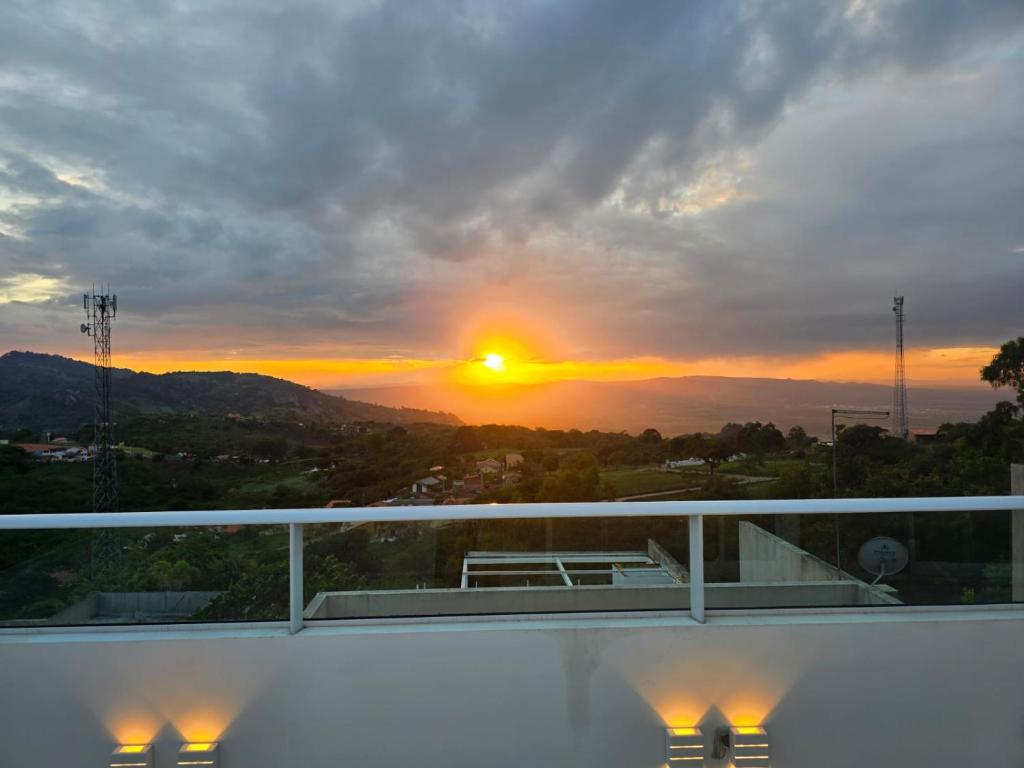 einen Sonnenuntergang vom Balkon eines Hauses in der Unterkunft Condomínio Alto da Serra Negra in Bezerros