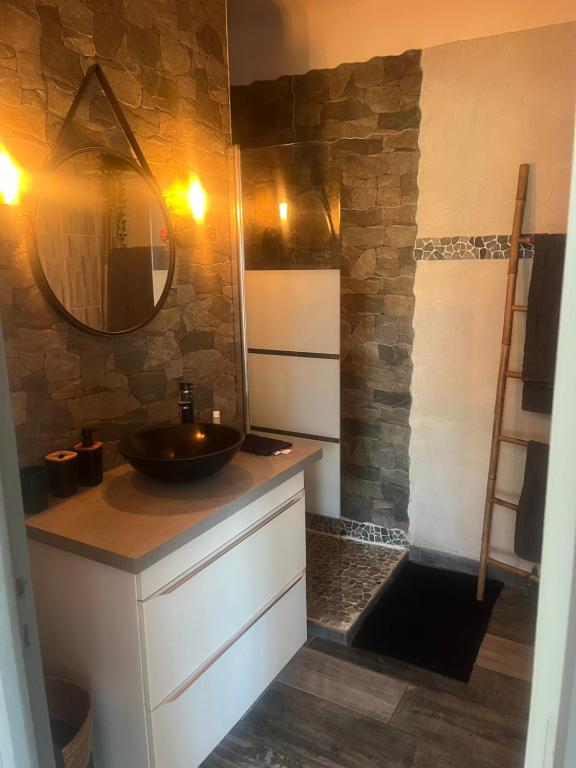 une salle de bain avec un lavabo et un miroir dans l'établissement Villa à Palau del vidre, à Palau-del-Vidre