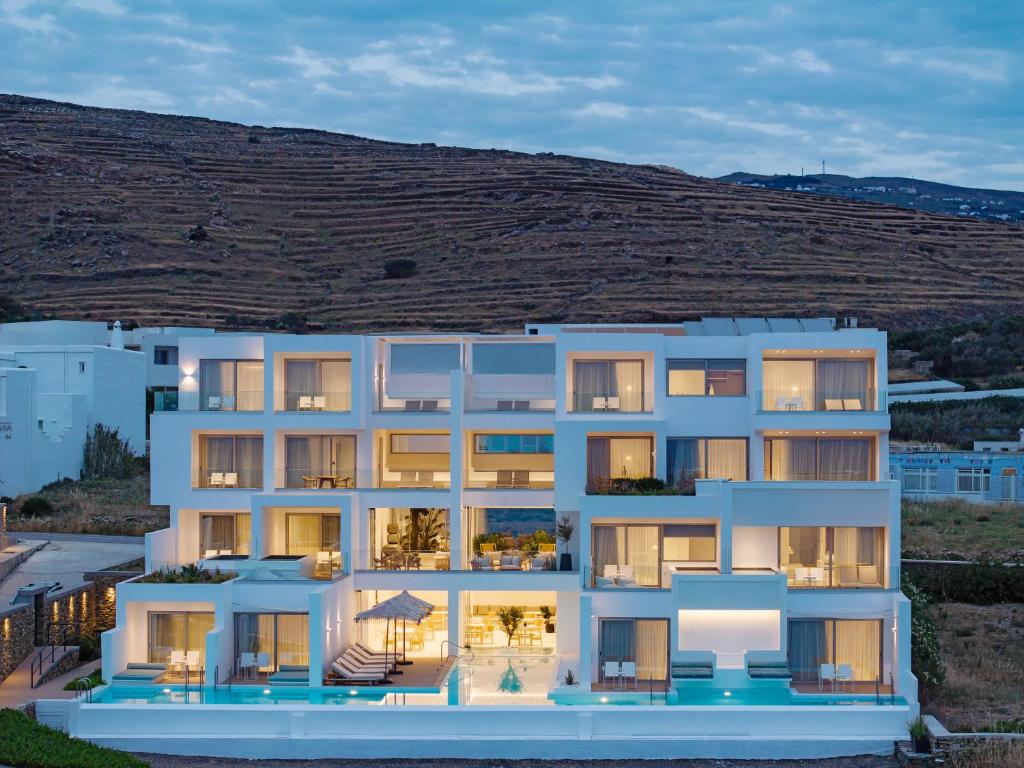 Bazén v ubytování Infinity View Hotel Tinos nebo v jeho okolí
