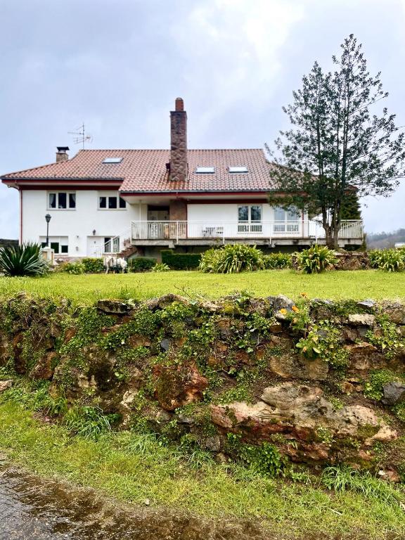 a house on top of a hill with a wall at Villa Eiros in Belandres
