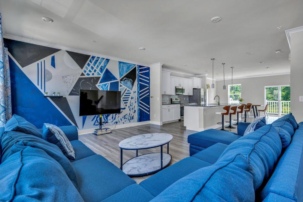 un soggiorno con un divano blu e una cucina di Sea Oaks Village 12442 a Berlin