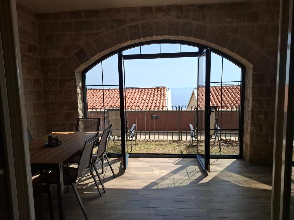 an open door to a patio with a table and chairs at Tamape apartment in Katun