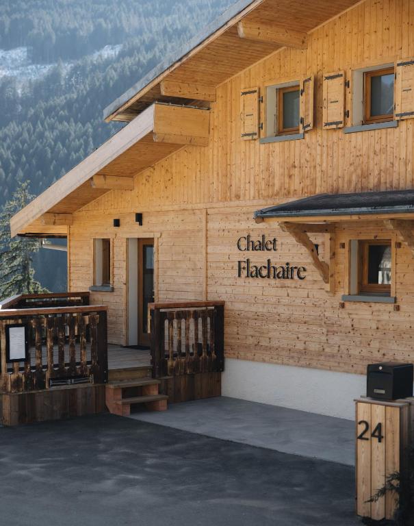 un bâtiment avec une enseigne sur le côté dans l'établissement Chalet Flachaire, à Abondance