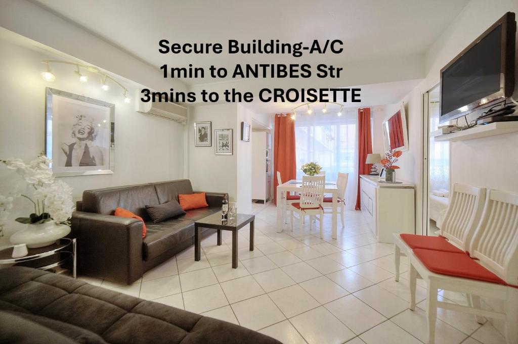 un salon avec un canapé et une télévision dans l'établissement 2 pieces moderne centre ville A1B237, à Cannes