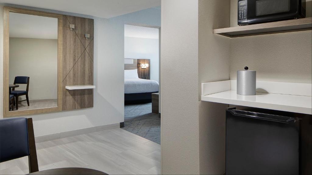 Holiday Inn Dallas Market Center, an IHG Hotel - 