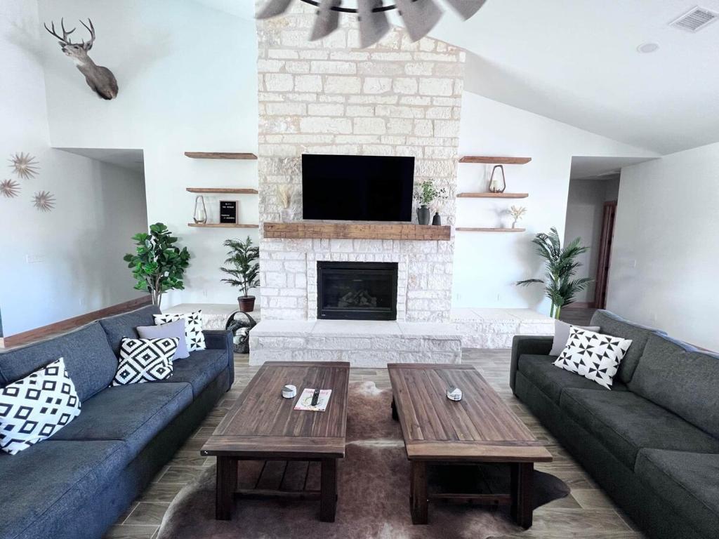 Una sala de estar con un sofá y una chimenea. en The Retreat and Domes, en Fredericksburg