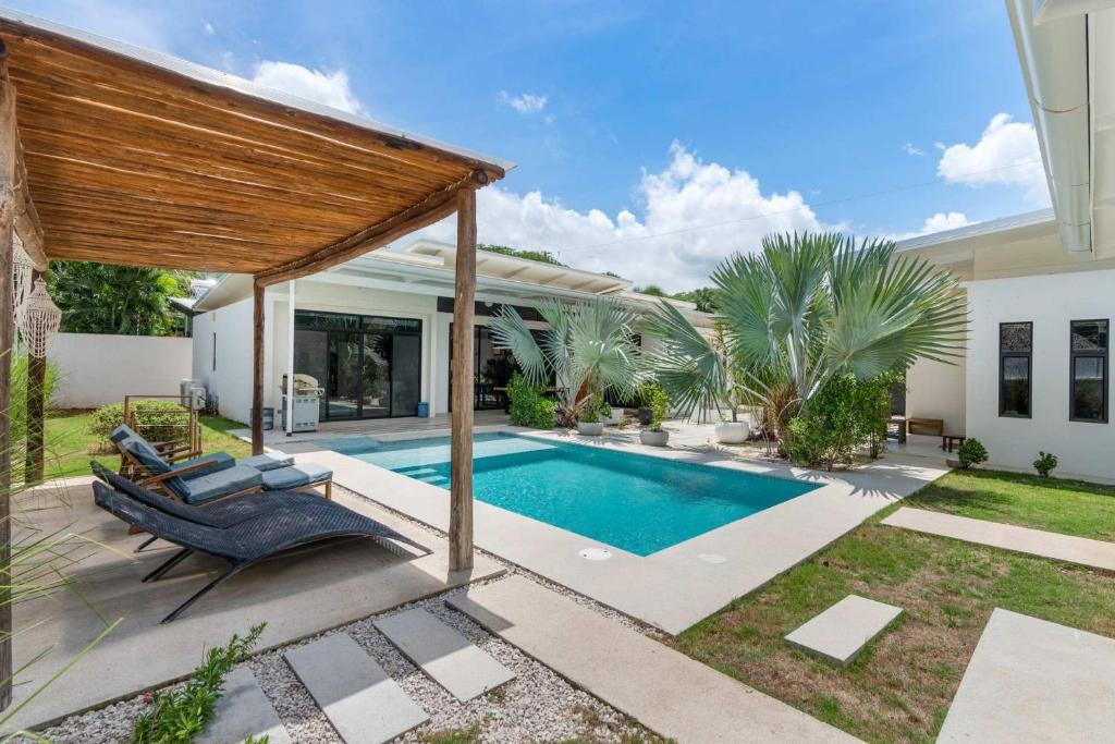 Πισίνα στο ή κοντά στο Sprawling Modern Property with a Tranquil Outdoor Living Space swimming pool and a private Casita