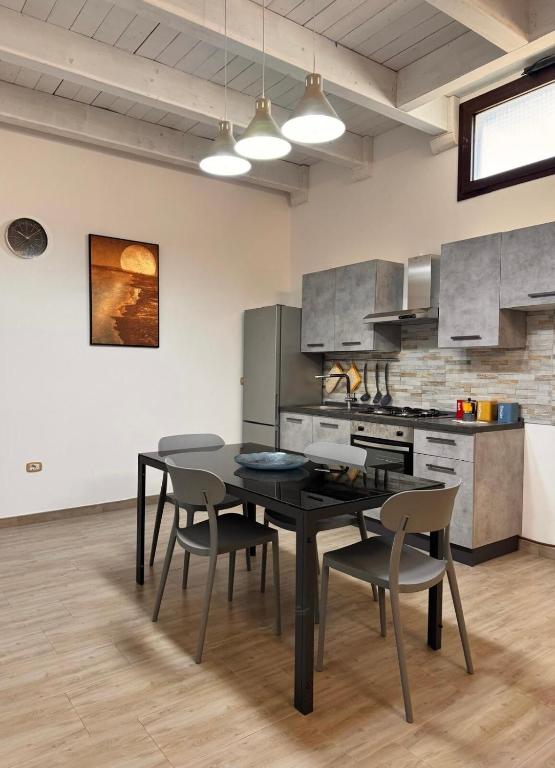 a kitchen with a dining room table and chairs at Copernico casa vacanze, nel centro di Lecce in Lecce
