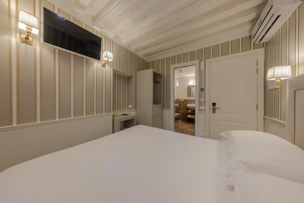 Llit o llits en una habitació de Hotel Bartolomeo