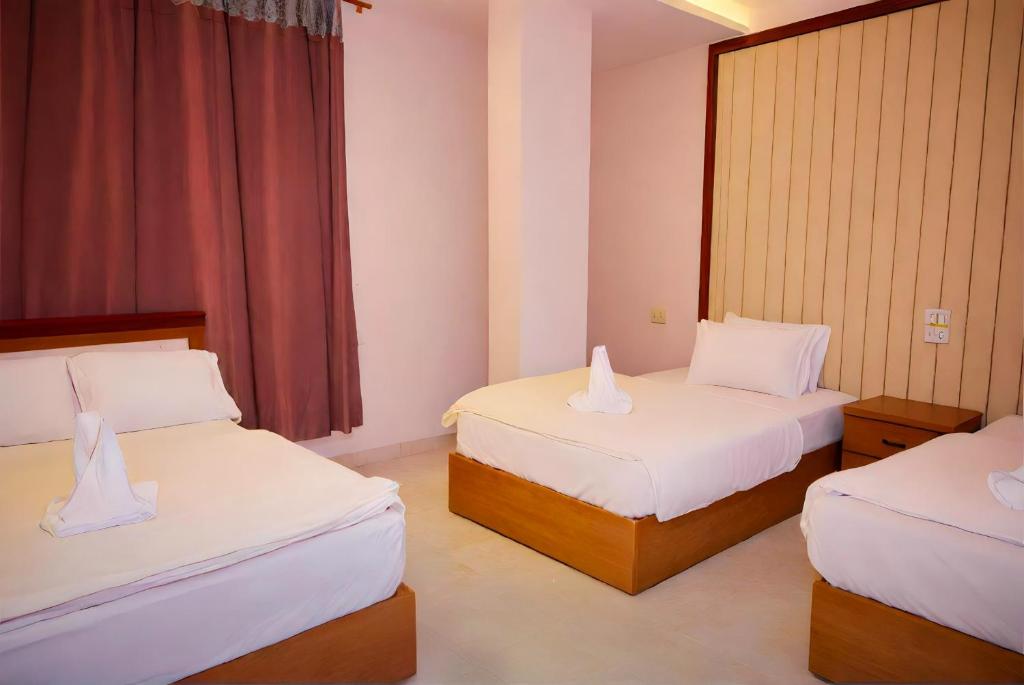 Postel nebo postele na pokoji v ubytování Pyramids Grand View Hotel