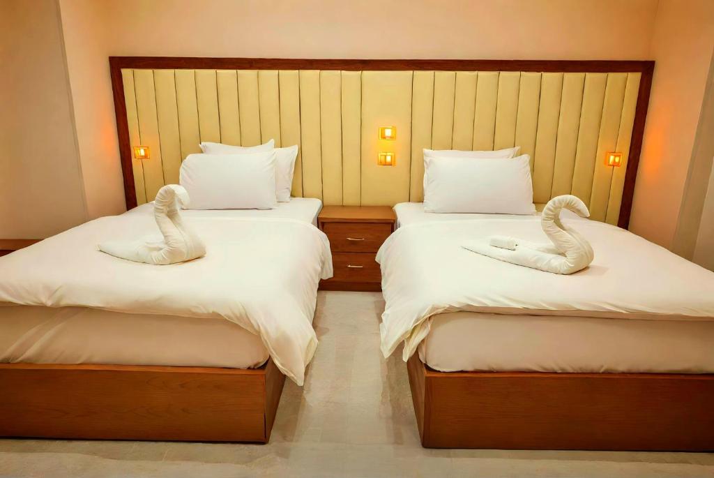 Postel nebo postele na pokoji v ubytování Pyramids Grand View Hotel