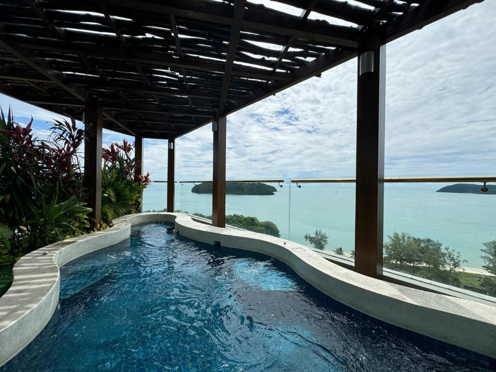 Bazén v ubytování La Mer Luxury Villa - Private Pool Langkawi nebo v jeho okolí