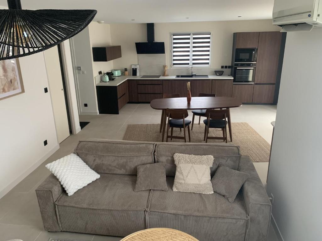 un salon avec un canapé et une table dans l'établissement Villa Serena - 3 chambres grand confort - 6 personnes, à Carpentras