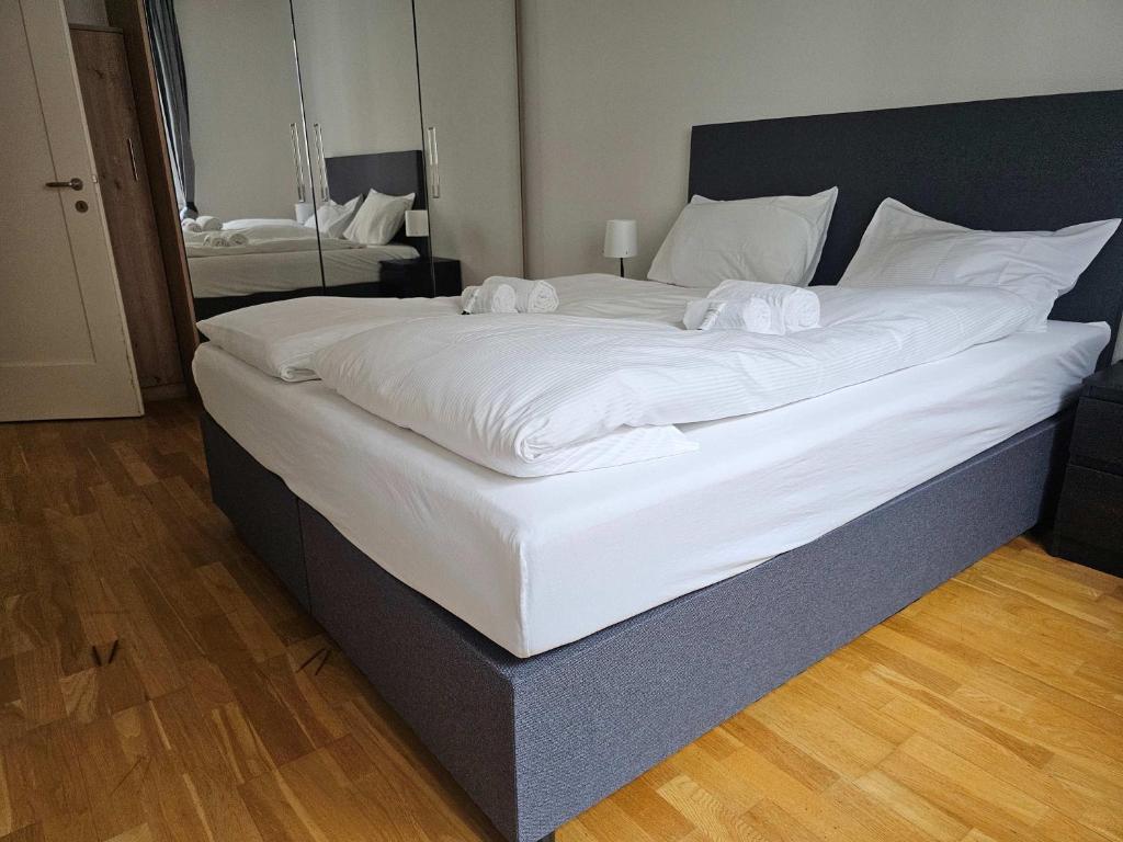 Downtown Dream 3 5BR with Balcony and Style BA21房間的床
