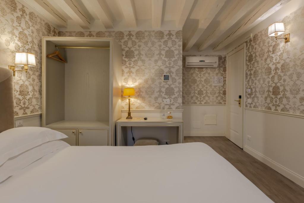 Llit o llits en una habitació de Hotel Bartolomeo