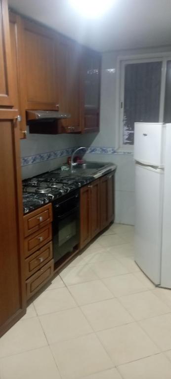 eine Küche mit Herd und Kühlschrank in der Unterkunft La perle de l'Atlas in Oulad Akkou