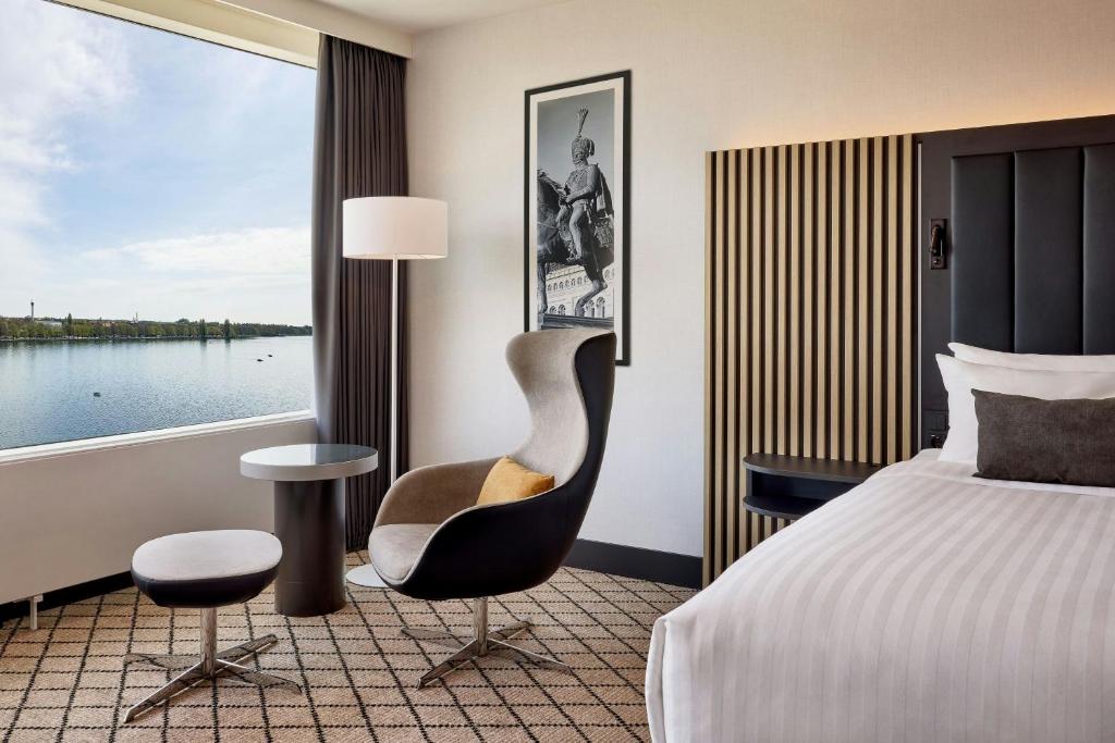 Courtyard by Marriott Hannover Maschsee - Gästezimmer, 1 Kingsize-Bett, Seeseite