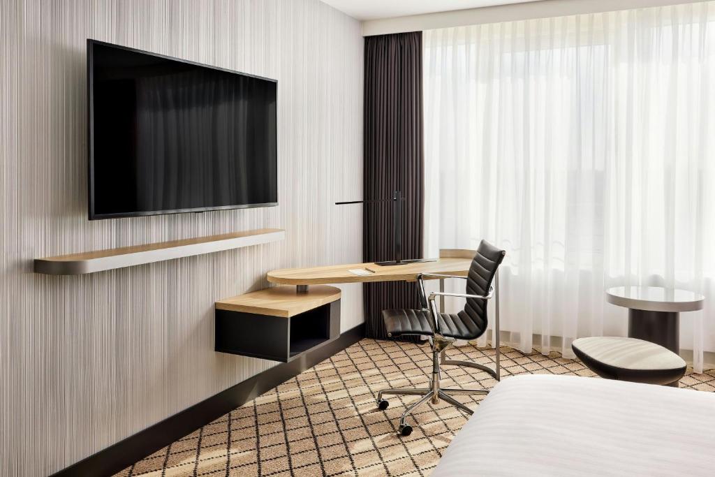 Courtyard by Marriott Hannover Maschsee - Guest Room, 1 King, Stadium & City Side