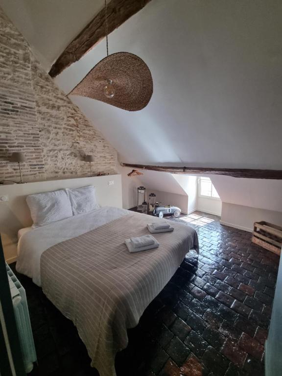 a bedroom with a large bed in a room at L'appartement de Georges in Auxerre