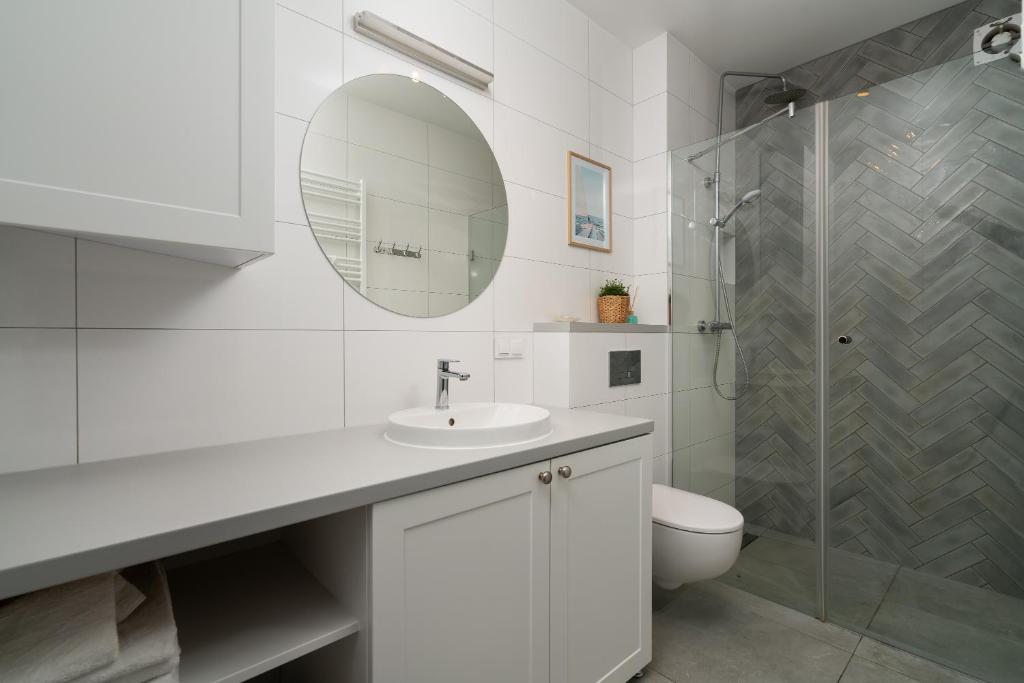 Kúpeľňa v ubytovaní HoliApart in Nautikka Park - blisko plaży, kids club, plac zabaw, garaż podziemny
