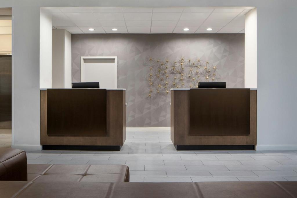 Fuajee või vastuvõtt majutusasutuses SpringHill Suites by Marriott Dallas Downtown / West End